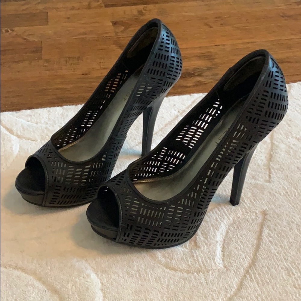 Nine West black laser cut platform heels. Size 6